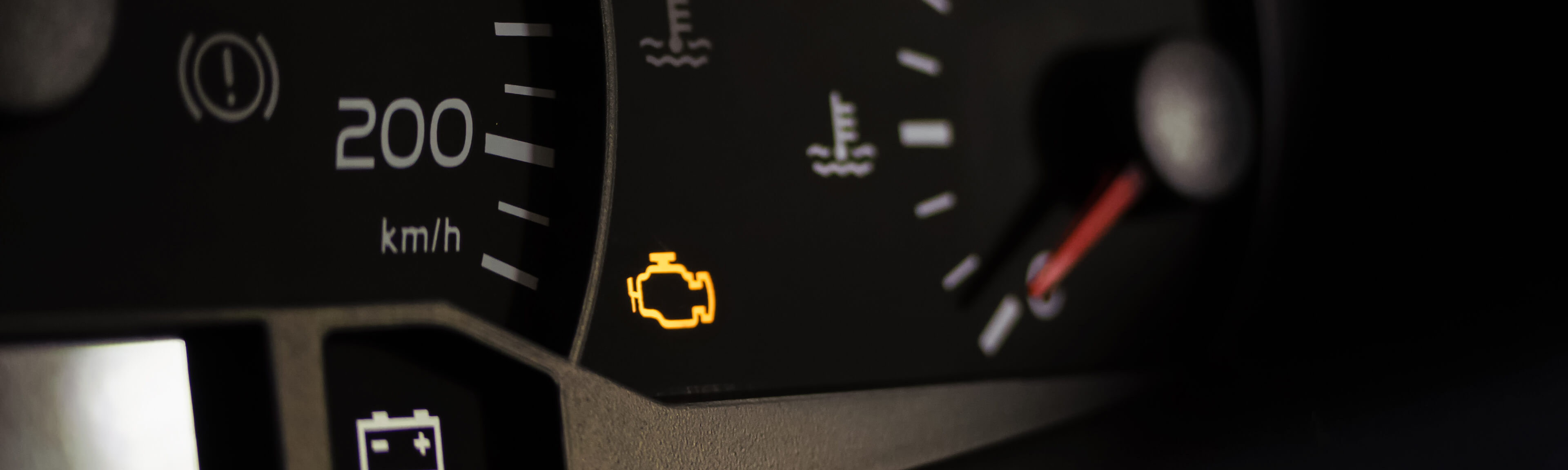 Как проверить уровень моторного масла в двигателе?